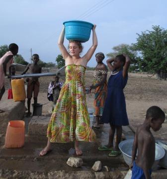 Nora traegt wasser